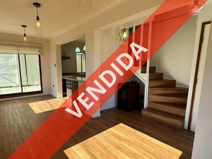 Se Vende Casa De Tres Niveles En Seguro Condominio.
